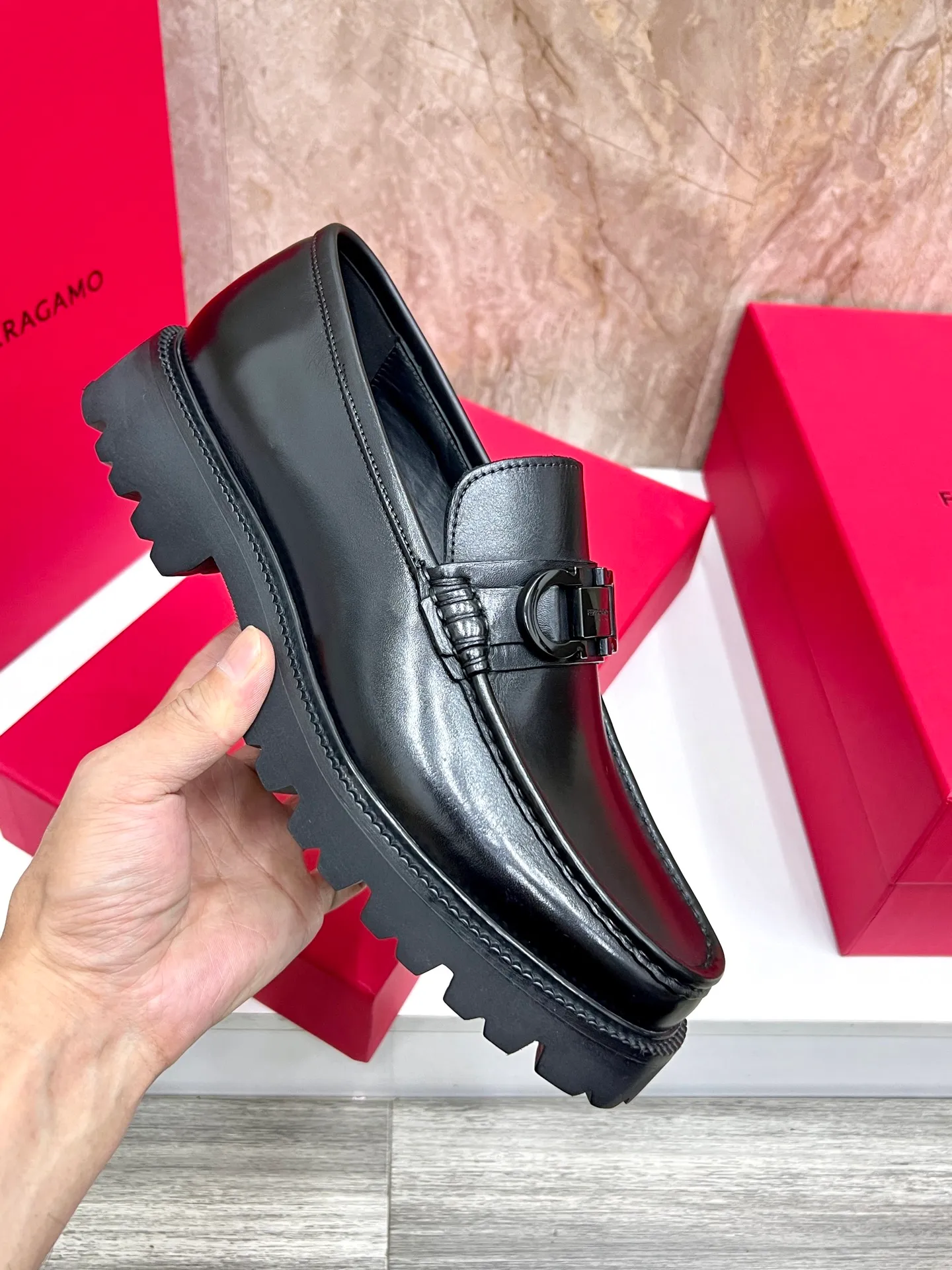 Original quality P580 Brand: Ferragamo Standard size: Men's size 38/44 (45.46 can be customized) Grade: Same style as the official website High-quality men's shoes Material: Customized first-layer calfskin with water-dyed cowhide lining Cowhide tiptoe Original non-slip and wear-resistant rubber outsole Style category: Men's formal business leather shoes are young and fashionable European and American trends British style Casual matching and comfortable feet Color: actual picture